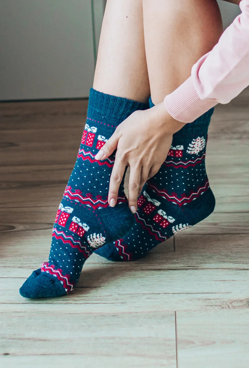 Ciepłe skarpety z motywem świątecznym wz. 964 - Image 2